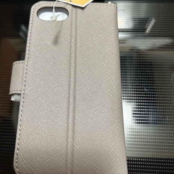 Michael Kors iPhone 7 or 8 Electronic Leather Folio & Wrist Strap phone case. - Picture 3 of 8